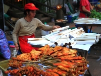 Day 3 : Morning Market – Drive to Vang Vieng (B)